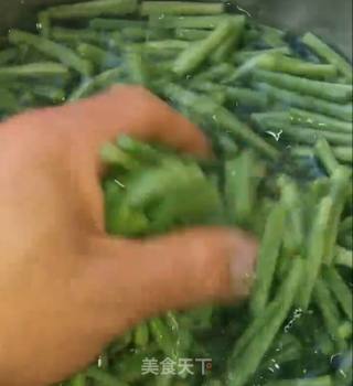 豇豆炒火腿的做法步骤：1