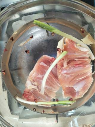 酸辣口水鸡的做法步骤：2