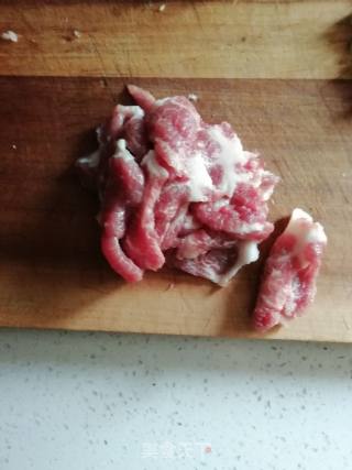 黄瓜片炒肉的做法步骤：2