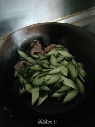 黄瓜片炒肉的做法步骤：5