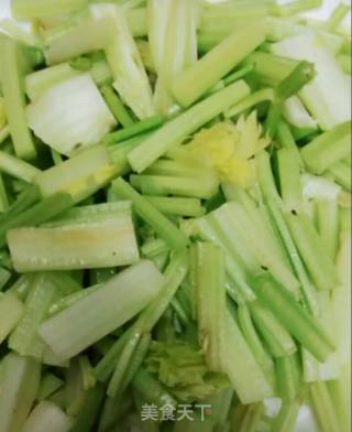 芹菜肉丝的做法步骤：1