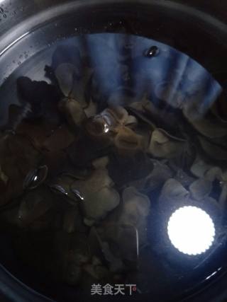蒜苗炒木耳的做法步骤：1