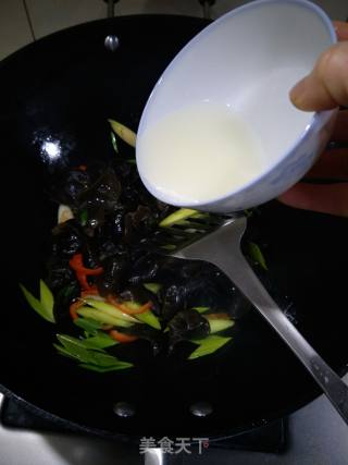 蒜苗炒木耳的做法步骤：8