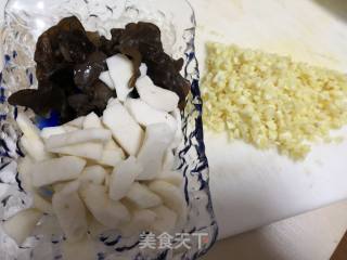 马蹄炒木耳的做法步骤：1