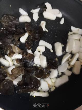 马蹄炒木耳的做法步骤：3