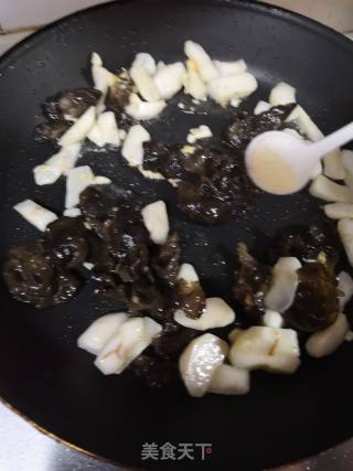 马蹄炒木耳的做法步骤：4