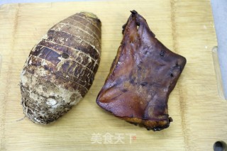 腊猪脸蒸芋头的做法步骤：1