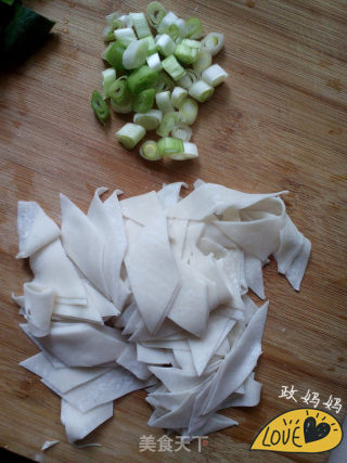 馄饨皮片汤的做法步骤：1