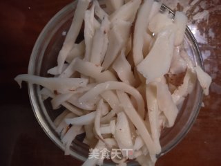 如何制作椰肉牛奶热饮的做法步骤：2