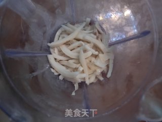 如何制作椰肉牛奶热饮的做法步骤：3