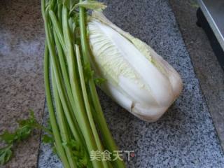 白菜条炒芹菜的做法步骤：1