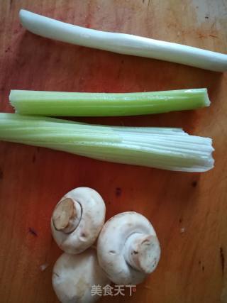 草菇炒西芹的做法步骤：1