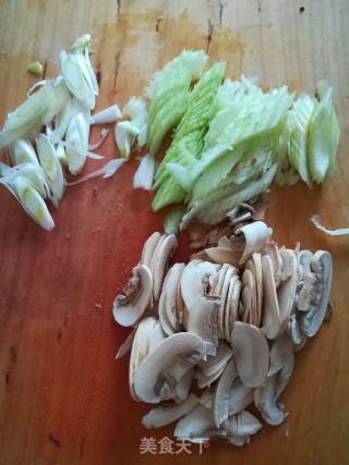 草菇炒西芹的做法步骤：2