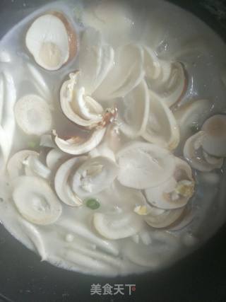 鲜菌年糕汤的做法步骤：4
