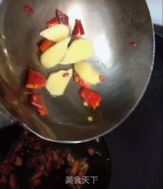 腊肉炒青红椒的做法步骤：4
