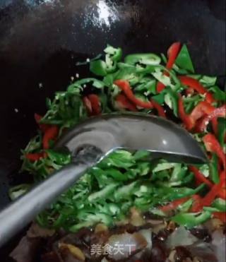 腊肉炒青红椒的做法步骤：8