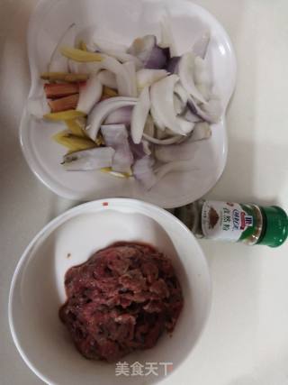孜然洋葱炒牛肉的做法步骤：1