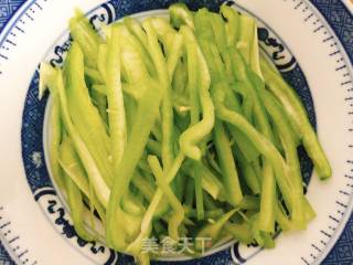 青椒炒肉丝的做法步骤：1