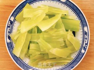 素炒青笋的做法步骤：1