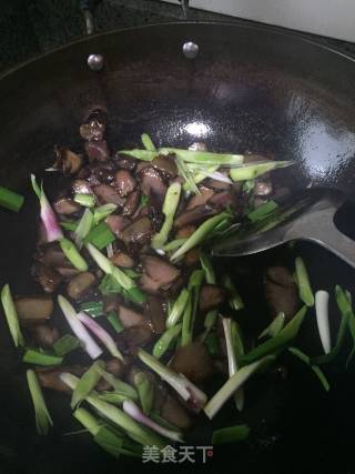 腊肉炒蒜苗的做法步骤：5