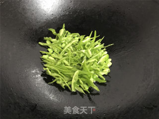 青椒毛豆炒雪菜的做法步骤：3