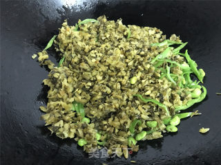 青椒毛豆炒雪菜的做法步骤：5