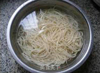 香干芹菜炒面的做法步骤：1