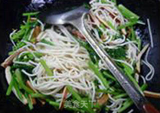香干芹菜炒面的做法步骤：9