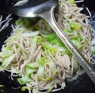 娃娃菜炒荞麦面的做法步骤：8