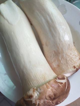 手撕杏鲍菇炒肉的做法步骤：2