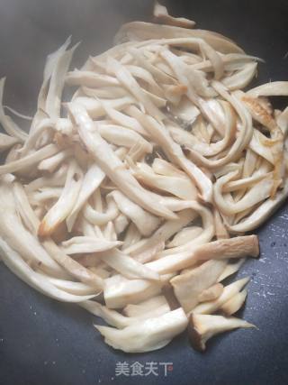 手撕杏鲍菇炒肉的做法步骤：5