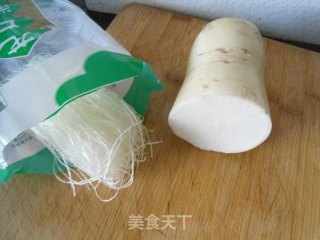 白萝卜粉丝汤的做法步骤：1