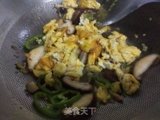 尖椒香菇炒鸡蛋的做法步骤：5