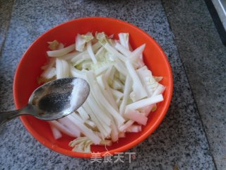菠菜梗炒白菜条的做法步骤：4