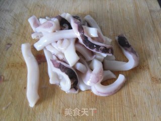 葱头大蒜烧鱿鱼的做法步骤：2