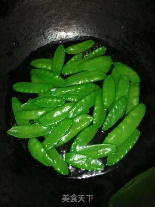 荷兰豆炒鸡蛋的做法步骤：2