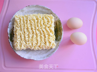 方便面鸡蛋饼的做法步骤：1