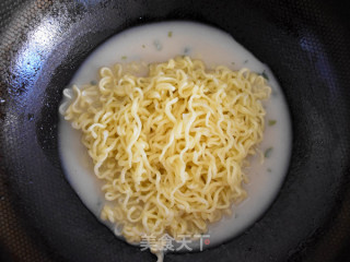方便面鸡蛋饼的做法步骤：7