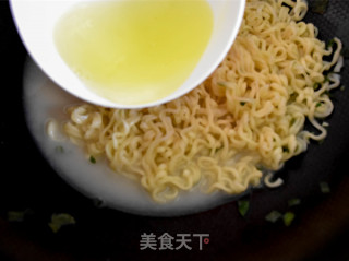 方便面鸡蛋饼的做法步骤：8
