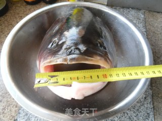 炖大嘴鱼头的做法步骤：1