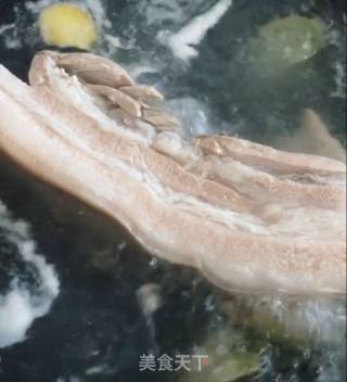 青椒回锅肉的做法步骤：1