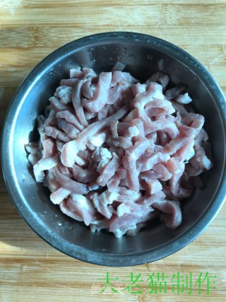 鱼香肉丝的做法步骤：1