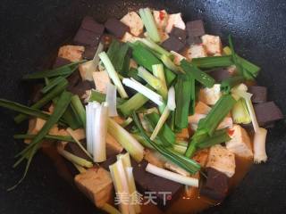 羊血炒豆腐的做法步骤：6