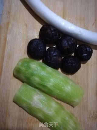 莴笋炒香菇的做法步骤：1