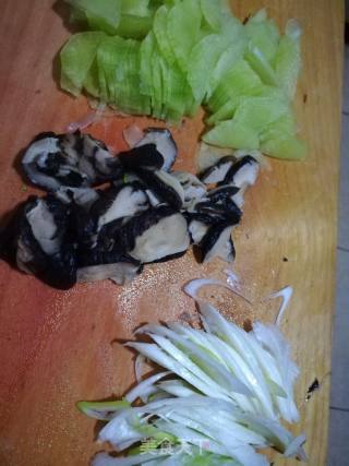 莴笋炒香菇的做法步骤：2