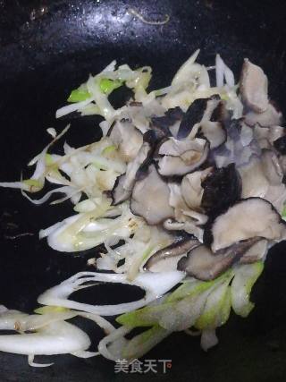 莴笋炒香菇的做法步骤：4
