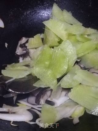 莴笋炒香菇的做法步骤：5
