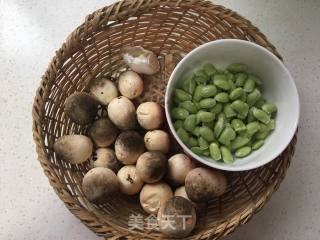 草菇炒豆子的做法步骤：1