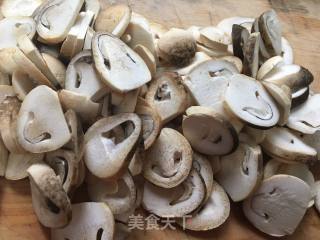 草菇炒豆子的做法步骤：2