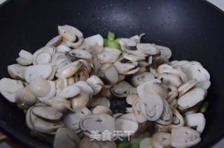 草菇炒豆子的做法步骤：5